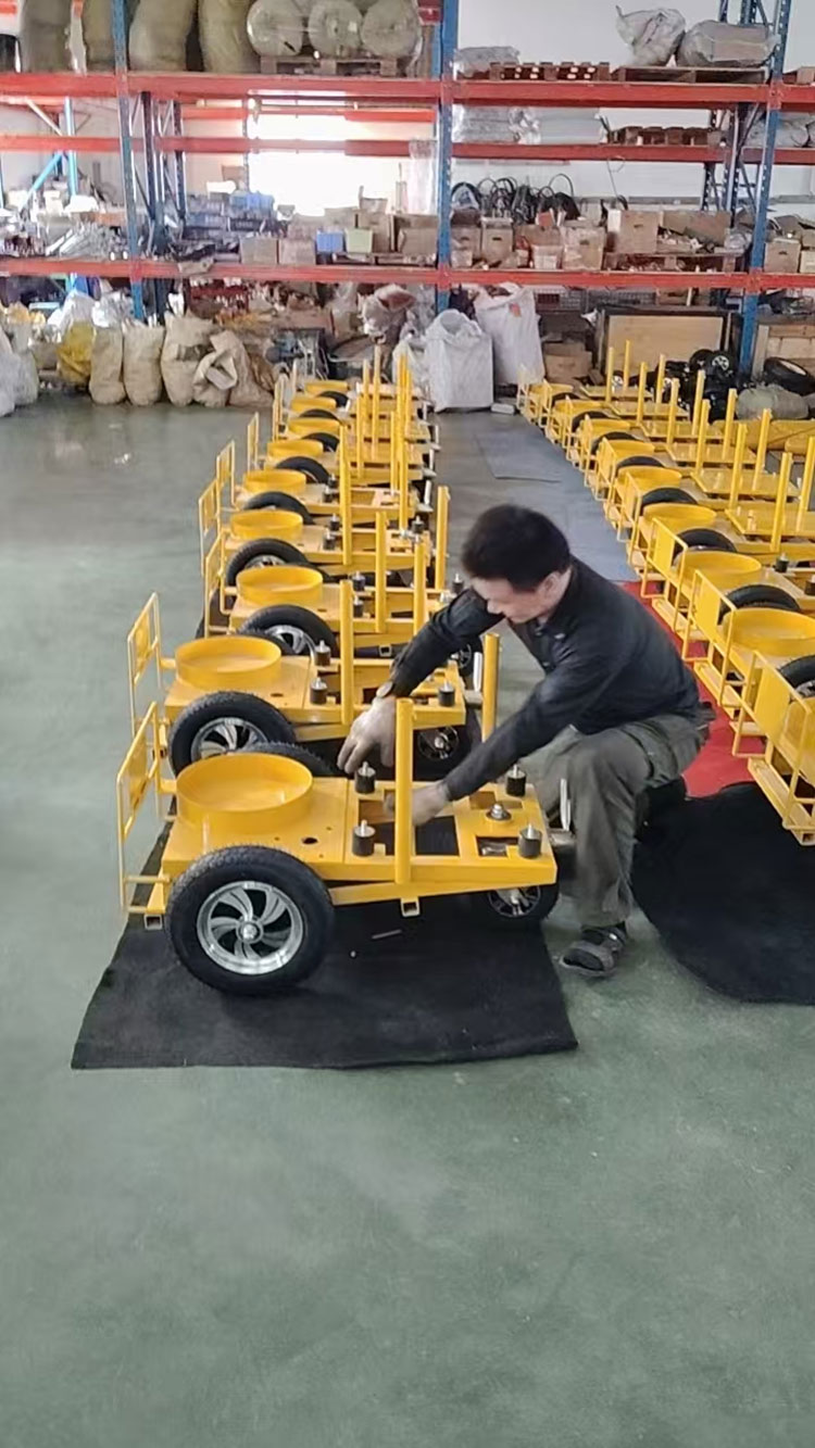 Máquina de marcação de estrada de tinta fria para o Cazaquistão, destacando a excelência em fabricação personalizada